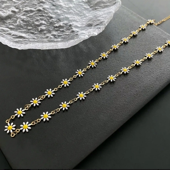 Daisy Chain Necklace - Picture 4 of 6